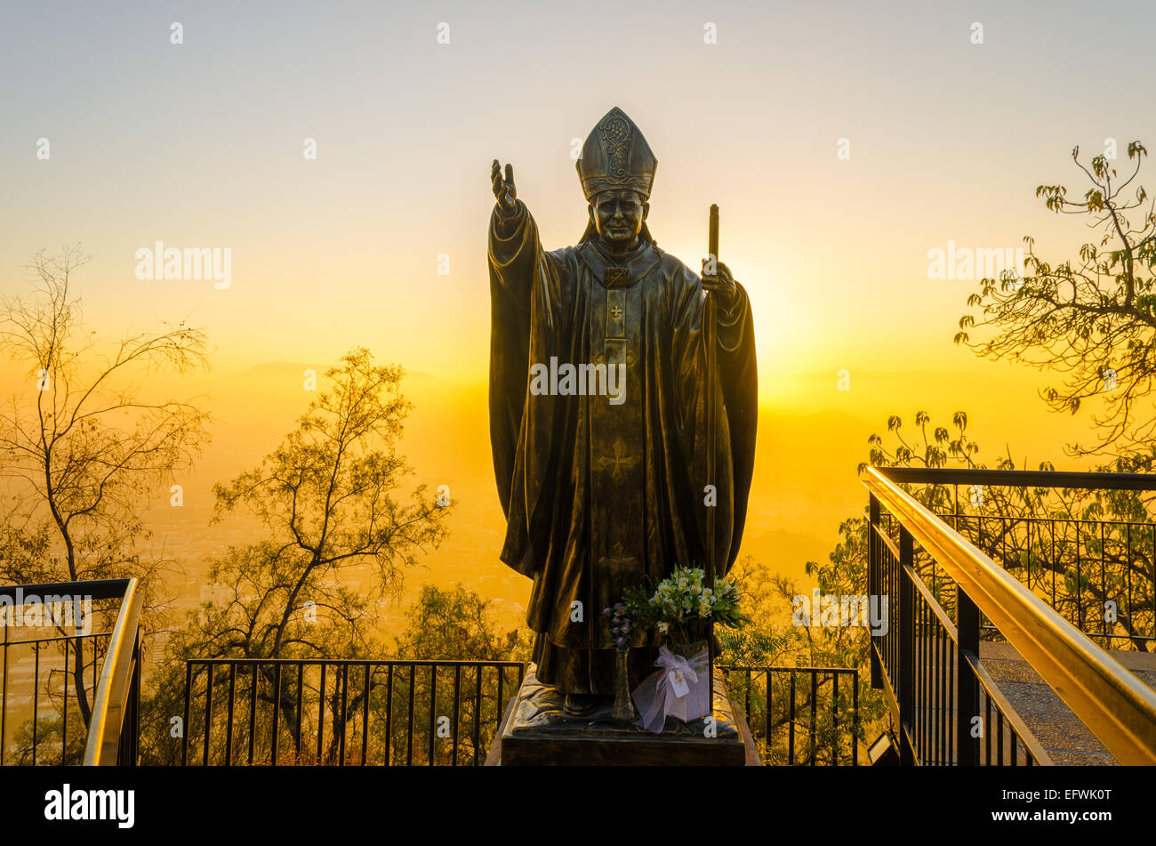 Statue du Pape Jean Paul II comme vu au coucher du soleil à Santiago, Chili Banque D'Images