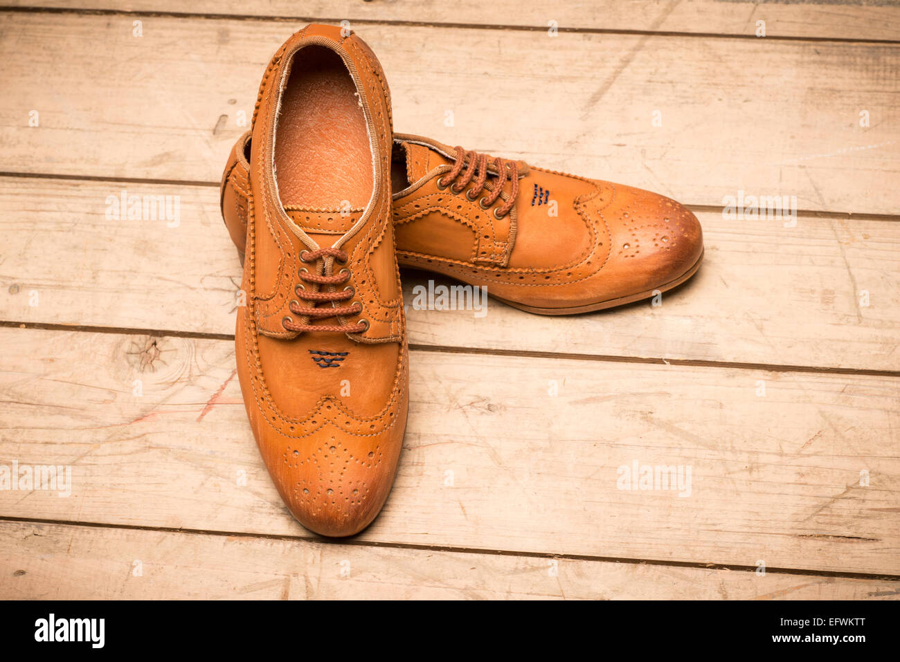 Hommes chaussures brunes sur fond de bois Banque D'Images