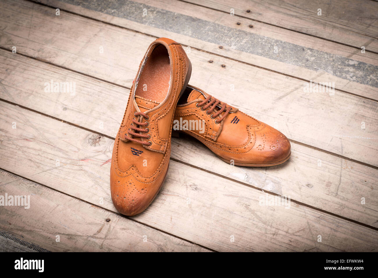 Hommes chaussures brunes sur fond de bois Banque D'Images