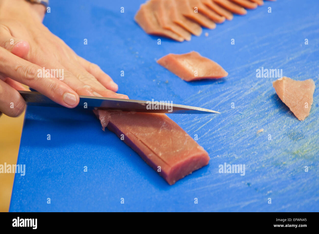 Steak de thon de coupe, le poisson de la préparation des matières premières Banque D'Images