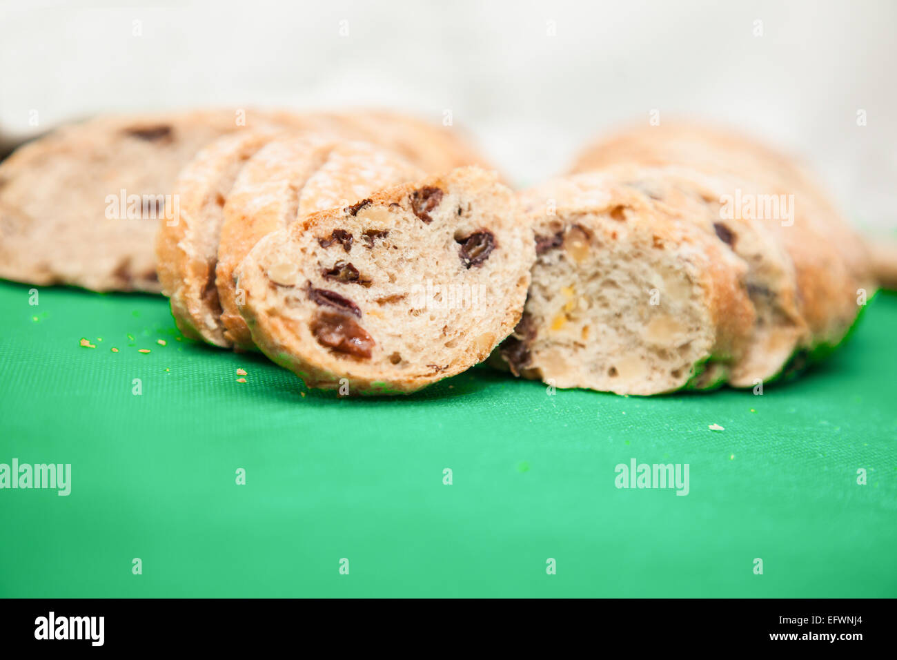 Sur pain de blé entier haché vert board Banque D'Images