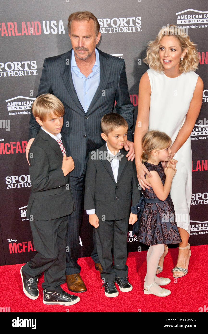 Kevin Costner, épouse Christine Baumgartner et enfants Grace Avery Costner, Hayes Logan Costner et Cayden Wyatt Costner assister à la première mondiale du Disney's 'McFarland, USA' au El Capitan Theatre Le 9 février 2015 à Hollywood, Californie/photo alliance Banque D'Images