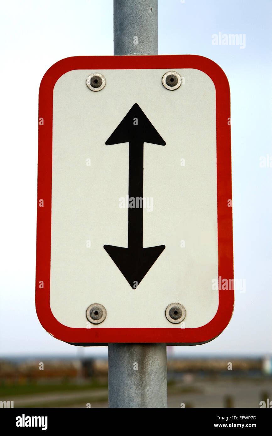 Panneau de circulation avec la flèche pointant vers le haut et vers le bas  Photo Stock - Alamy