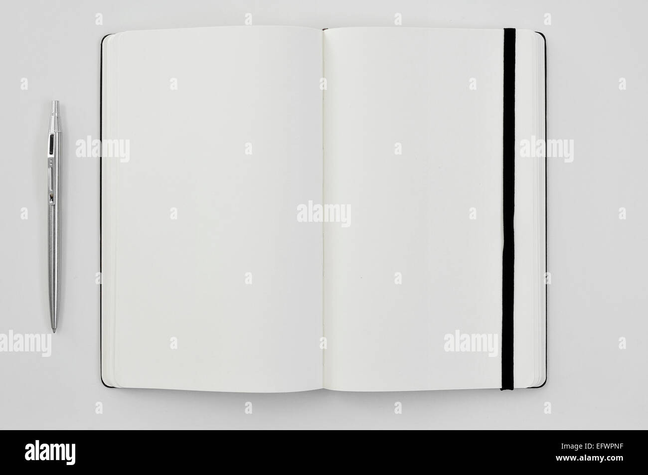 Capture d'un grand angle d'un stylo et un bloc-notes en blanc sur un tableau blanc Banque D'Images