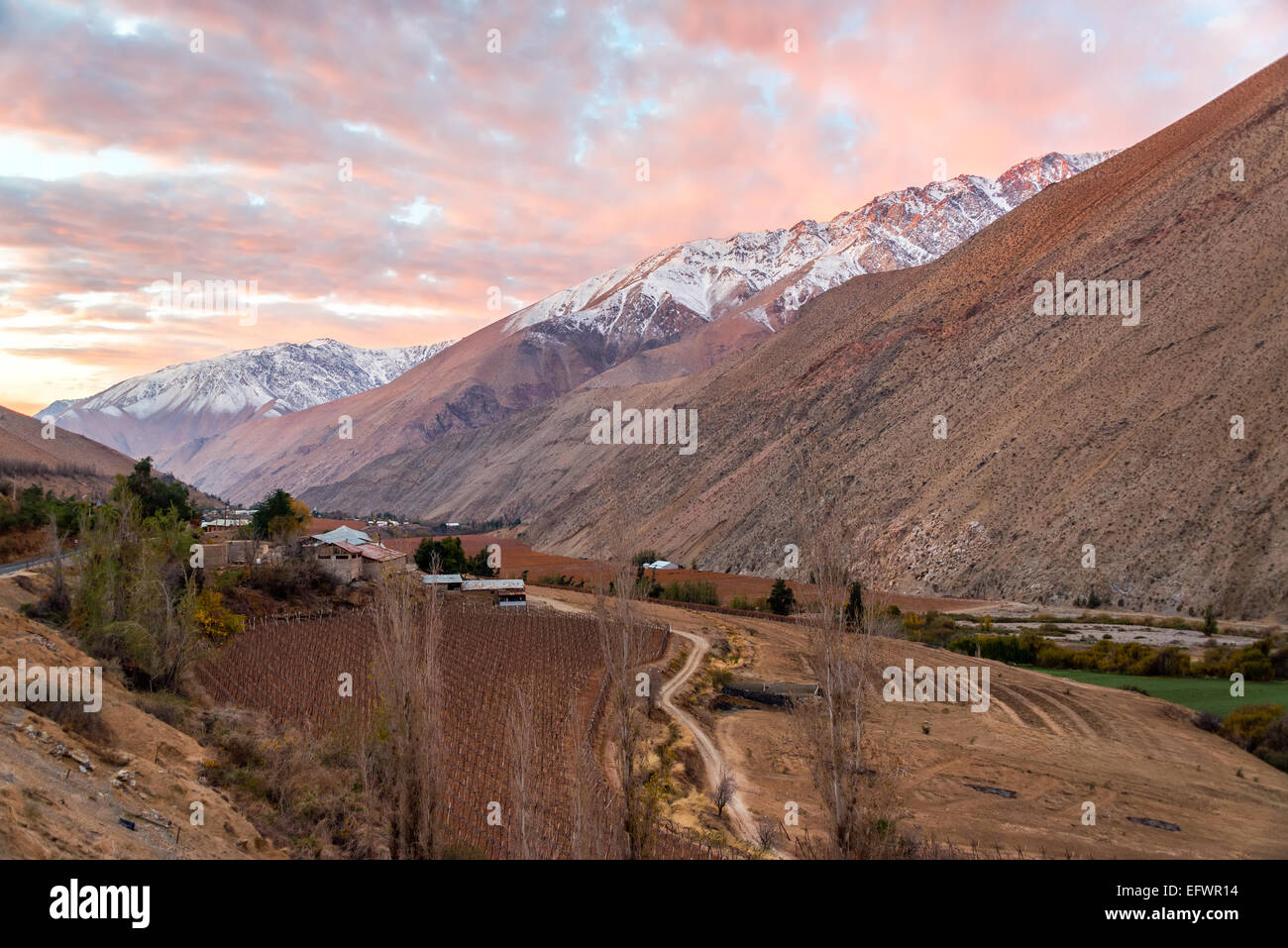 Coucher de soleil sur la vallée d'Elqui et montagnes des Andes à Pisco Elqui, Chili Banque D'Images