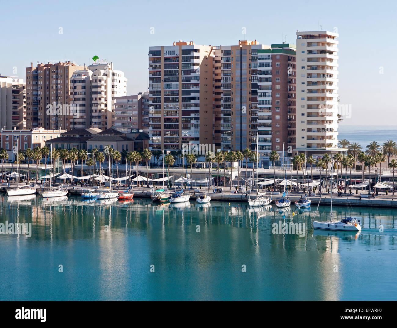 Les immeubles à appartements et des yachts dans la marina de Muelle Uno le développement portuaire, ville de Malaga, Espagne Banque D'Images