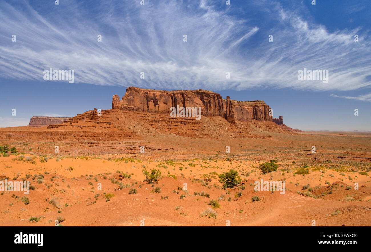 Sentinelle de la couronne nuages mesa - Monument Valley, Utah Banque D'Images