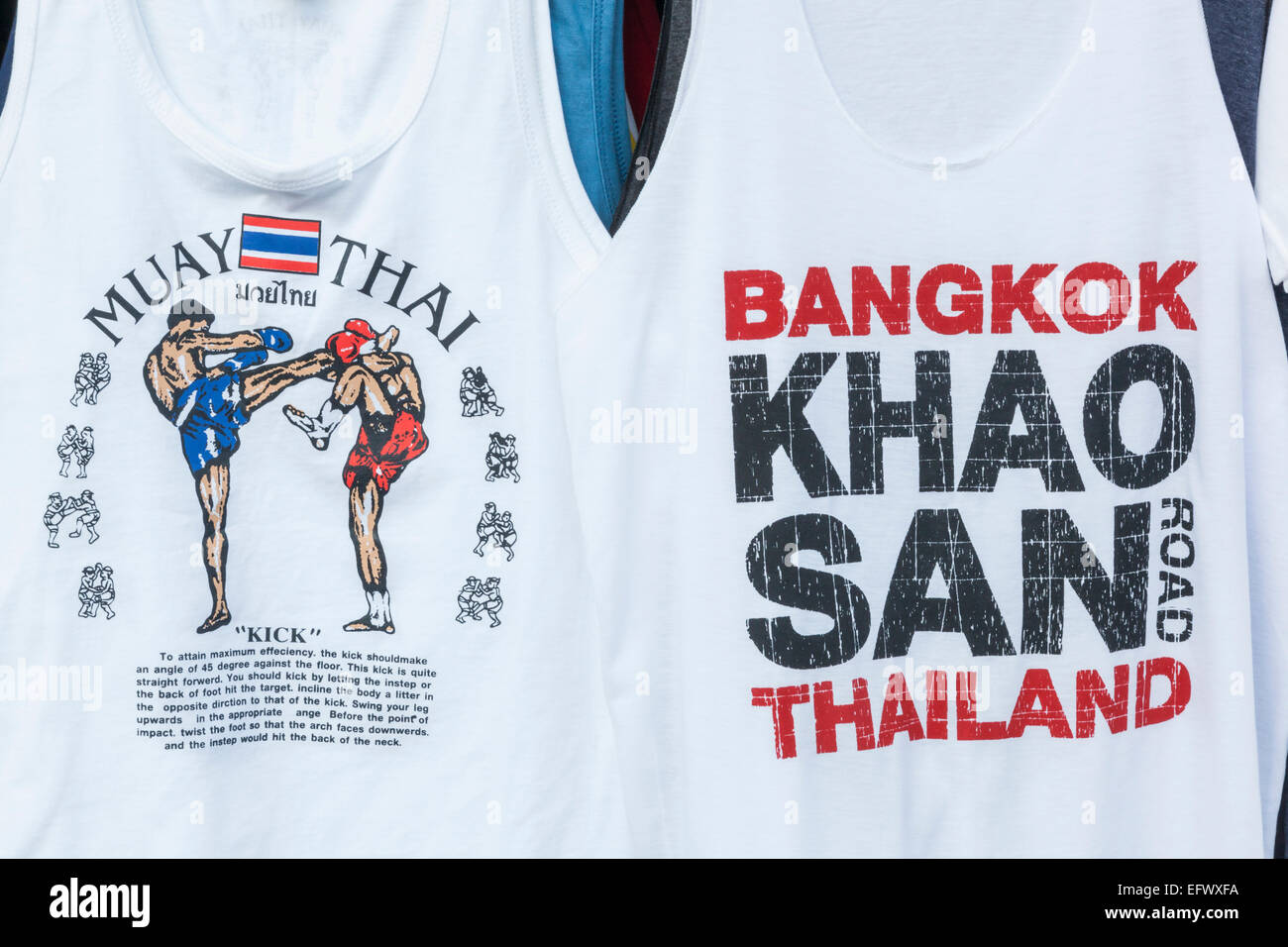 Thaïlande, Bangkok, Khaosan Road, Détail de T-shirt représentant boxe thaï et Khaosan Road Banque D'Images
