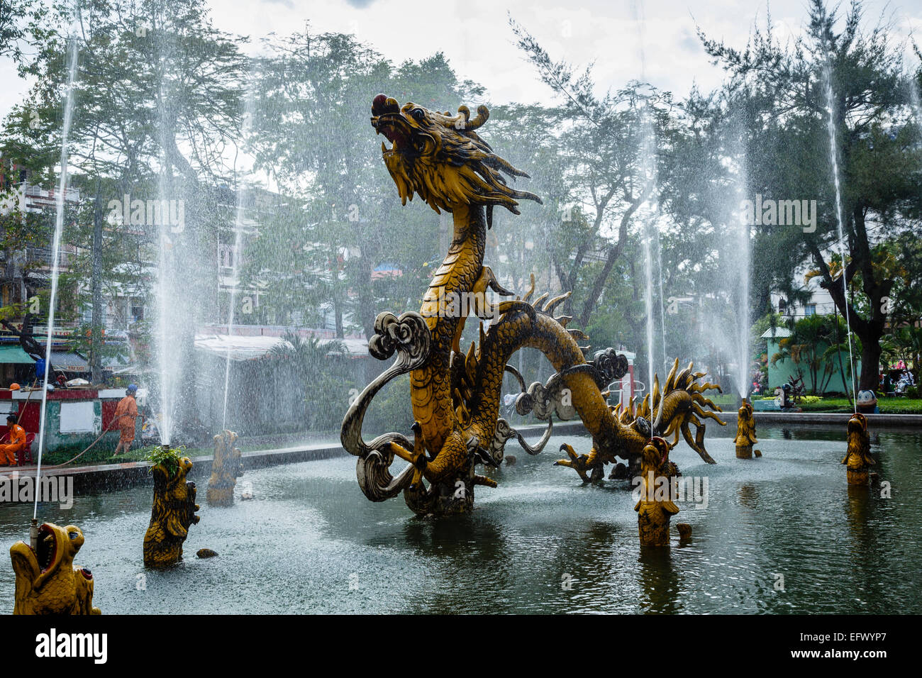 Dragon fontaine à Cholon, dans le District 6, Ho Chi Minh Ville (Saigon), Vietnam. Banque D'Images