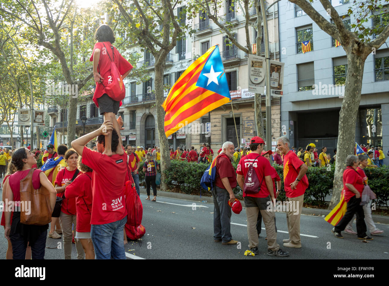 Barcelone, Espagne - SEPT. 11 : Les gens célébrant l'indépendance sur la rue de Barcelone lors de la Journée nationale de la Catalogne Banque D'Images