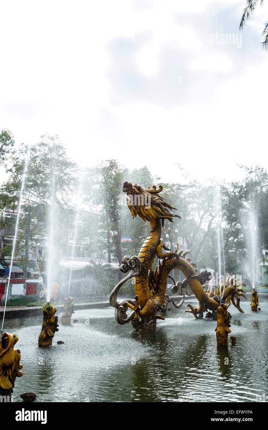 Dragon fontaine à Cholon, dans le District 6, Ho Chi Minh Ville (Saigon), Vietnam. Banque D'Images