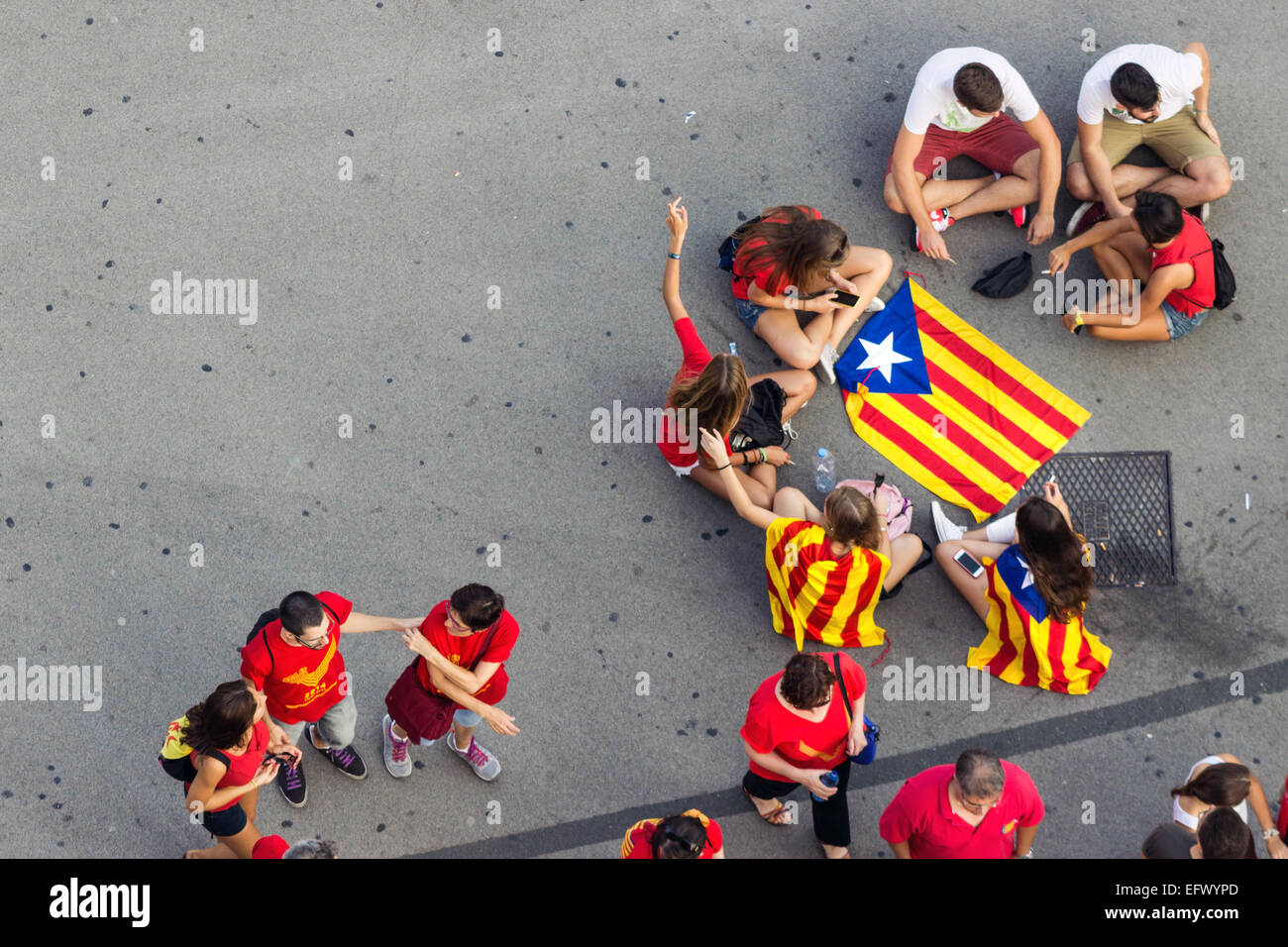 Barcelone, Espagne - SEPT. 11 : Les gens célébrant l'indépendance sur la rue de Barcelone lors de la Journée nationale de la Catalogne Banque D'Images