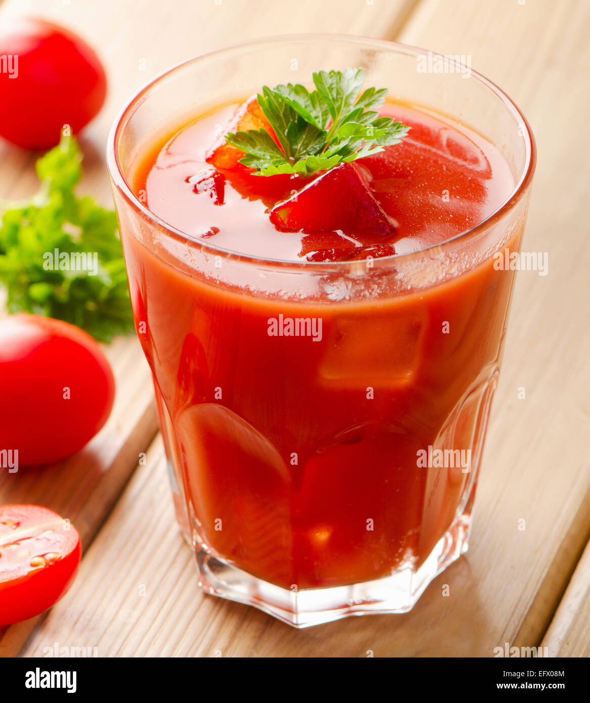 Cocktail avec les tomates et la glace. Selective focus Banque D'Images