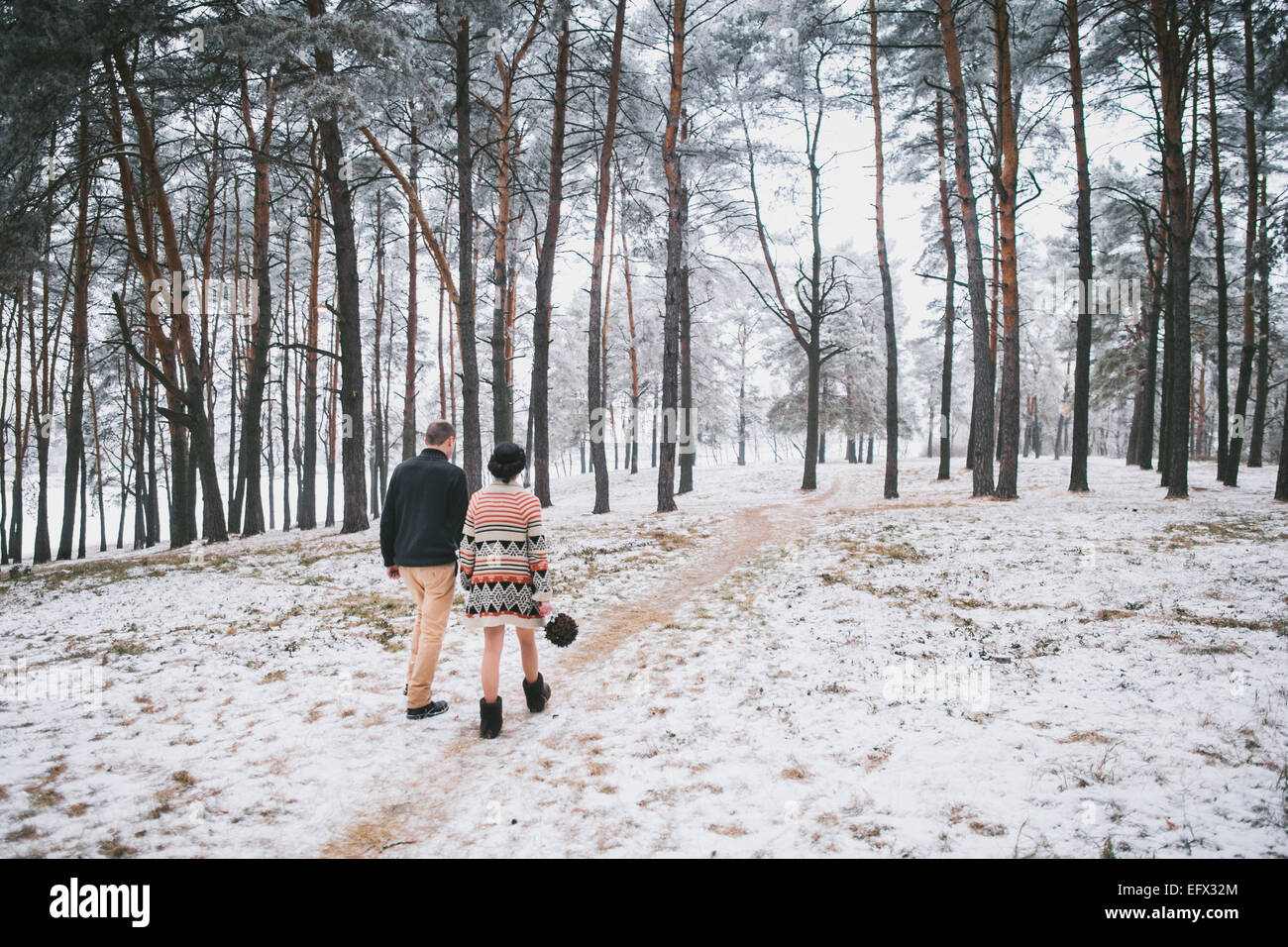 Mariée et le marié la marche dans la neige de la forêt d'hiver Banque D'Images