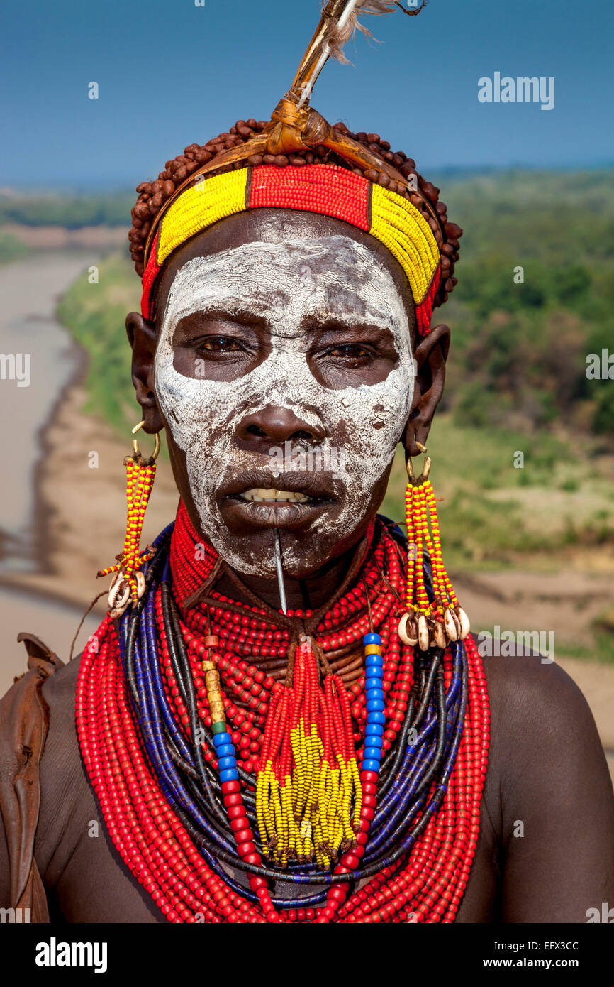 Portrait d'une femme de la tribu Karo, Kolcho Village, la vallée de l'Omo, Ethiopie Banque D'Images