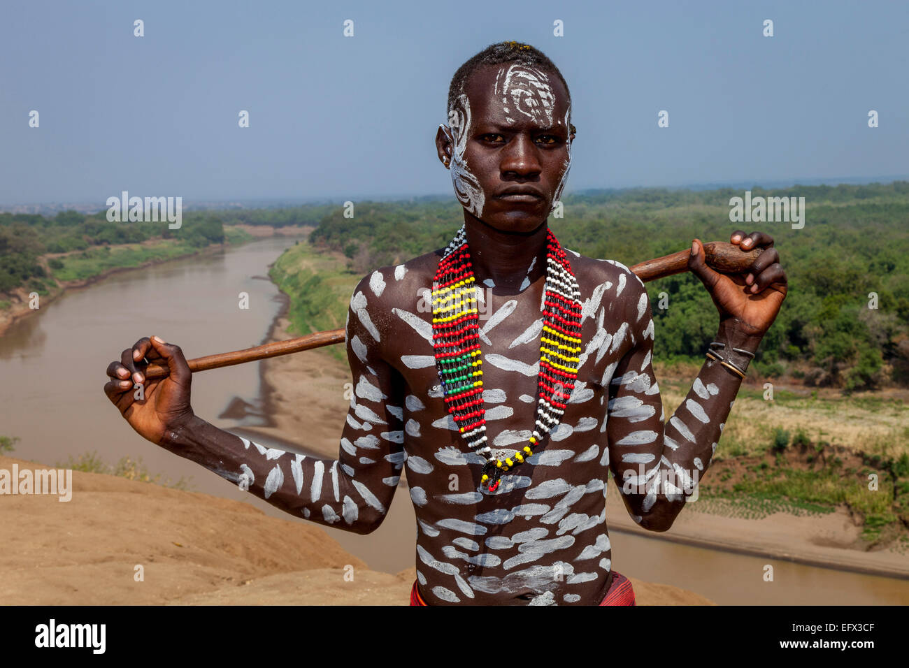 Portrait d'un jeune homme de la tribu Karo, Kolcho Village, la vallée de l'Omo, Ethiopie Banque D'Images