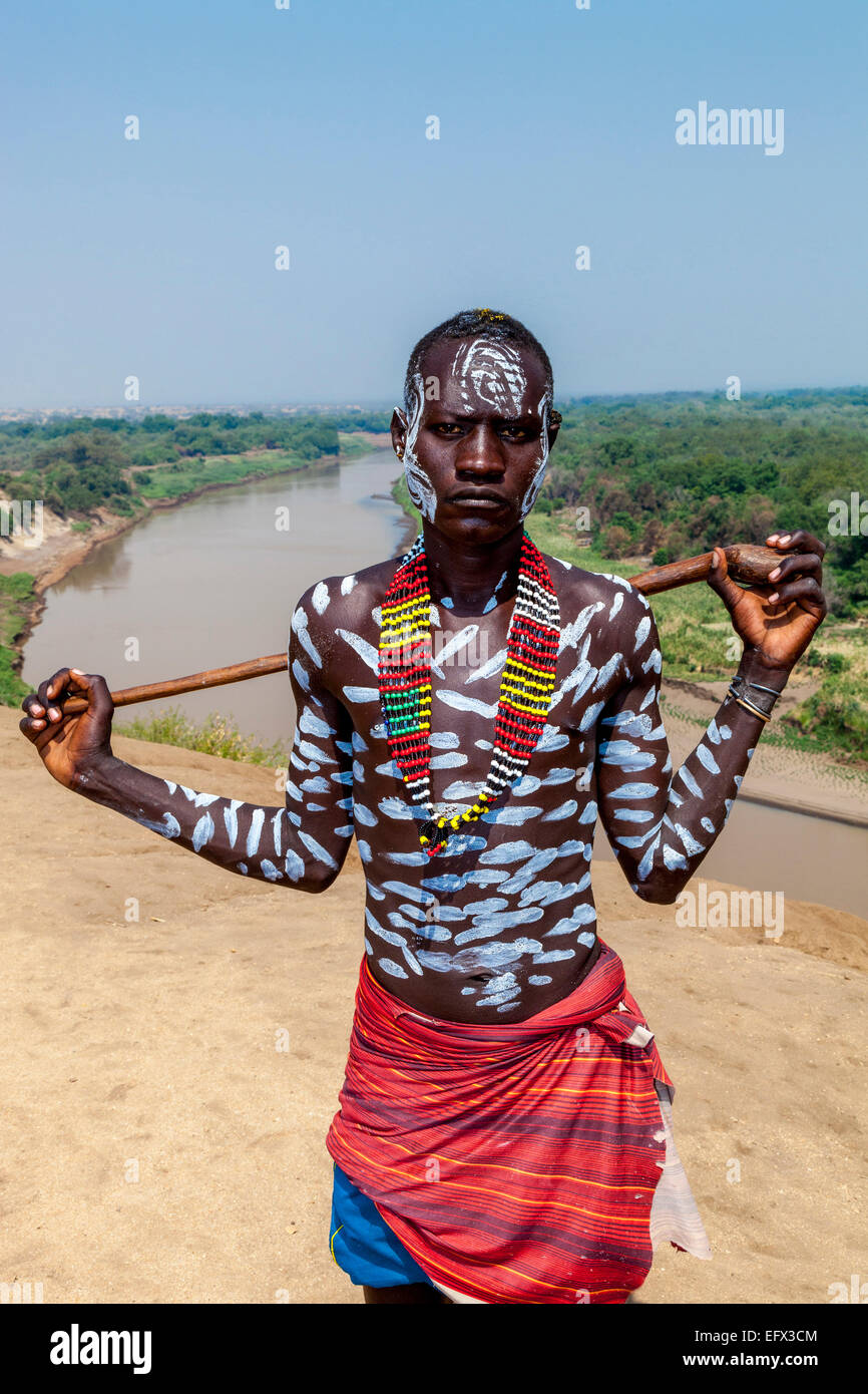 Portrait d'un jeune homme de la tribu Karo, Kolcho Village, la vallée de l'Omo, Ethiopie Banque D'Images