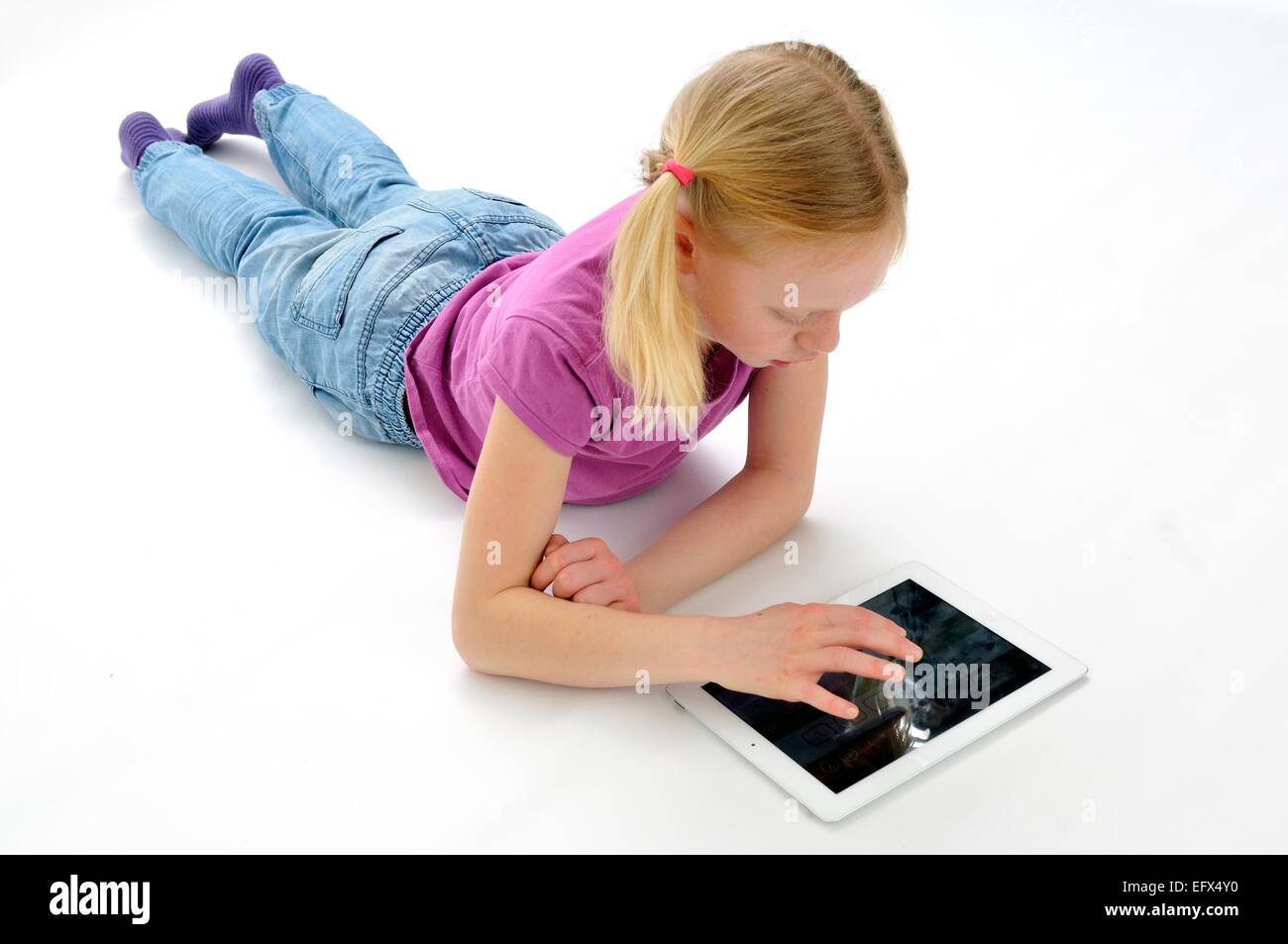 Jeune fille travaillant sur tablet computer Banque D'Images