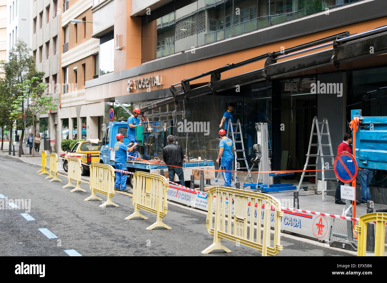 Plaque de verre, vitrine de grands volets volet windows installer de gros travail de levage avec brisé broken installé rep Banque D'Images