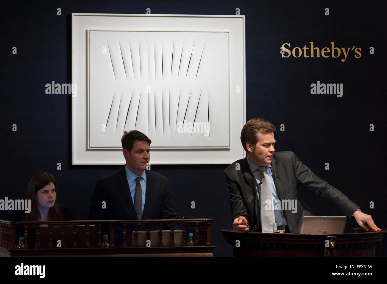 Sotheby's, Londres, Royaume-Uni. 10 Février, 2015. Sotheby's Oliver Barker, commissaire-priseur pour la soirée, procède à l'appel d'offres en face de Lucio Fontana's 'Concetto Spaziale, attentes' (vendu pour $8.381m). La soirée ventes total était de 122,6 millions de dollars, le plus haut pour une vente Sotheby's de l'art contemporain en Europe. Crédit : Stephen Chung/Alamy Live News Banque D'Images