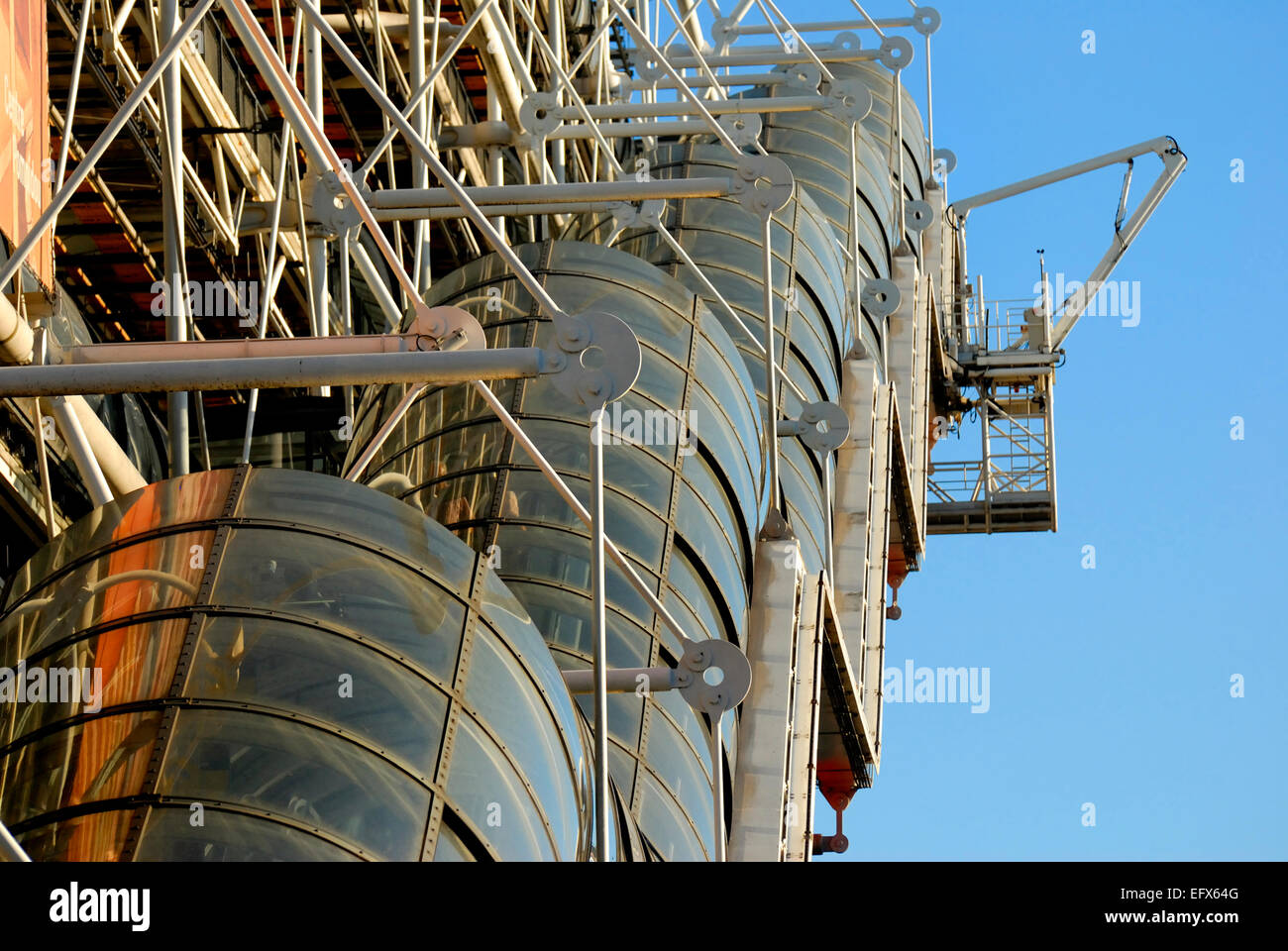 Paris, France. Centre Pompidou à Beaubourg - extérieur détail des escalators, au haut-de-chaussée Banque D'Images