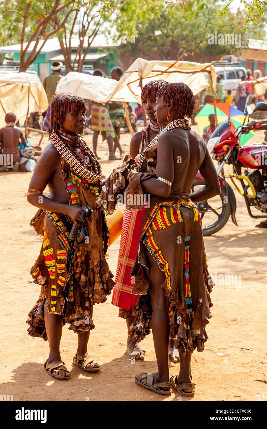 Un groupe de femmes de la tribu Hamer Chatting At le marché du lundi à Turmi, vallée de l'Omo, Ethiopie Banque D'Images