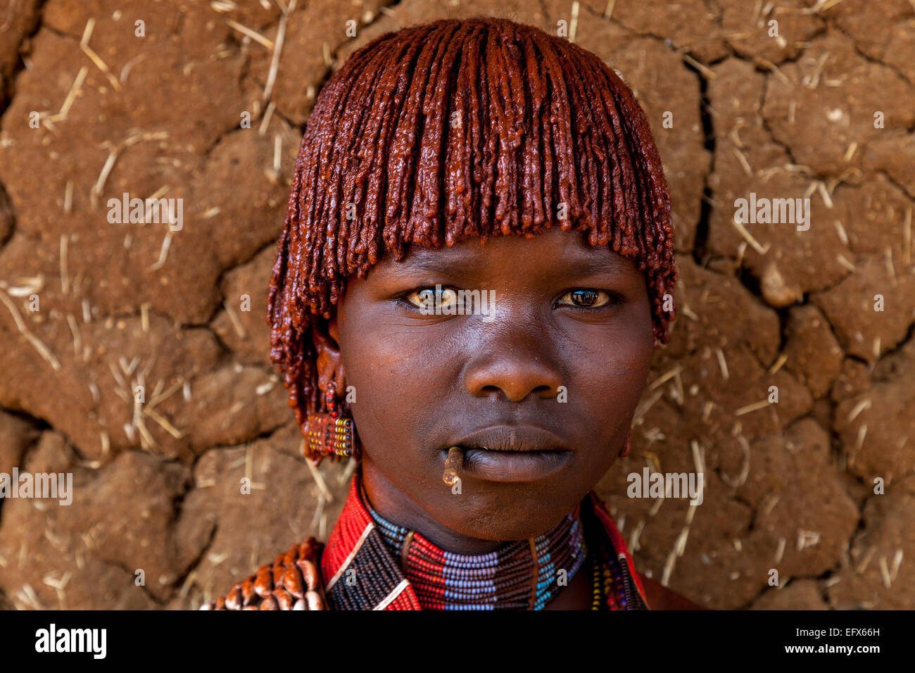 Un Portrait d'une jeune femme de la tribu Hamer, le marché du lundi, Turmi, la vallée de l'Omo, Ethiopie Banque D'Images