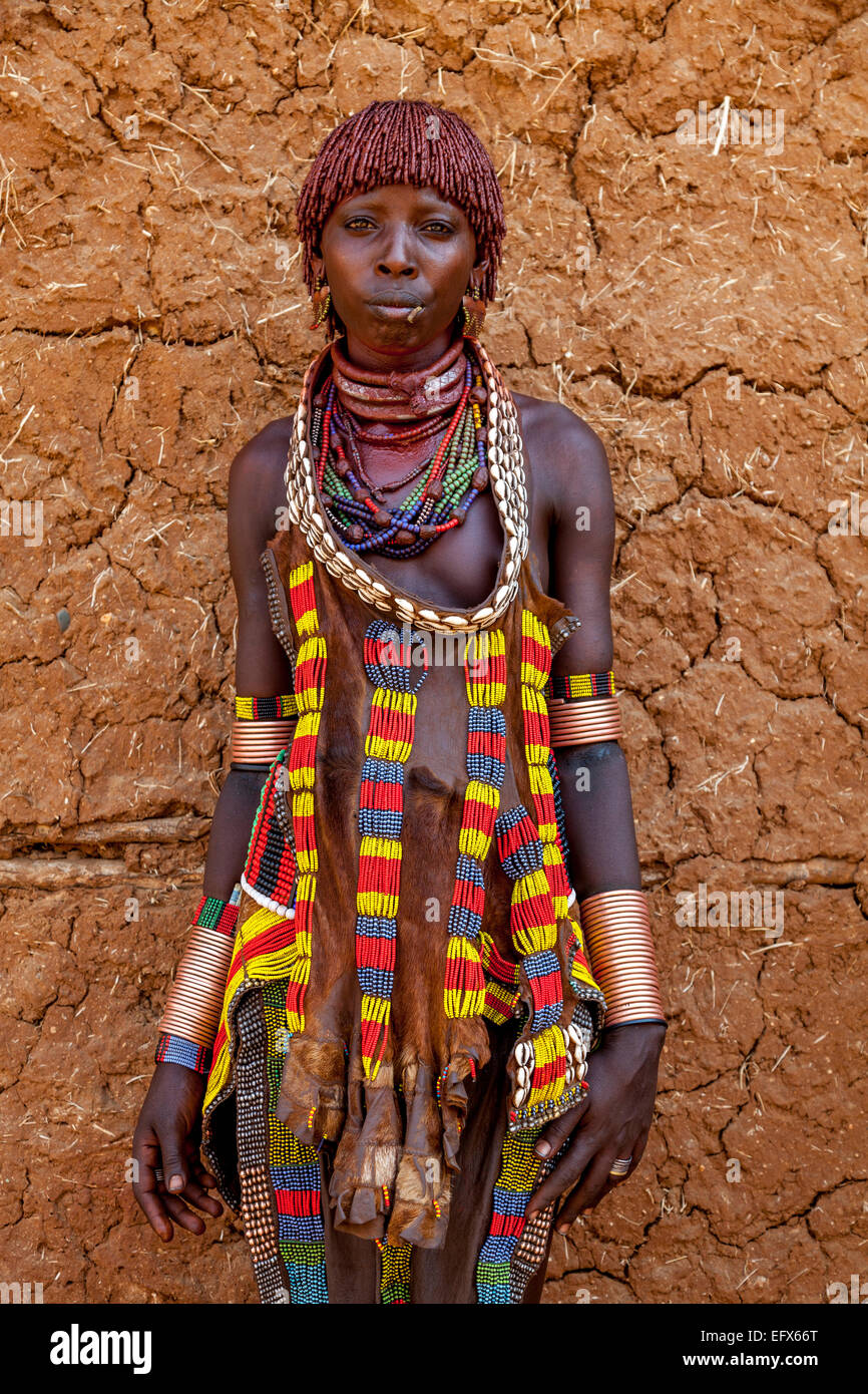 Un Portrait d'une jeune femme de la tribu Hamer, le marché du lundi, Turmi, la vallée de l'Omo, Ethiopie Banque D'Images