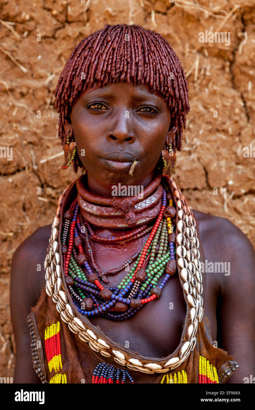 Un Portrait d'une jeune femme de la tribu Hamer, le marché du lundi, Turmi, la vallée de l'Omo, Ethiopie Banque D'Images