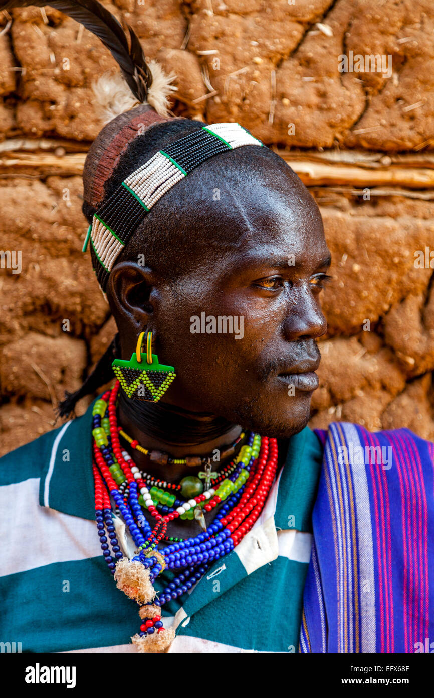 Un Portrait d'un homme de la tribu Hamer, le marché du lundi, Turmi, la vallée de l'Omo, Ethiopie Banque D'Images