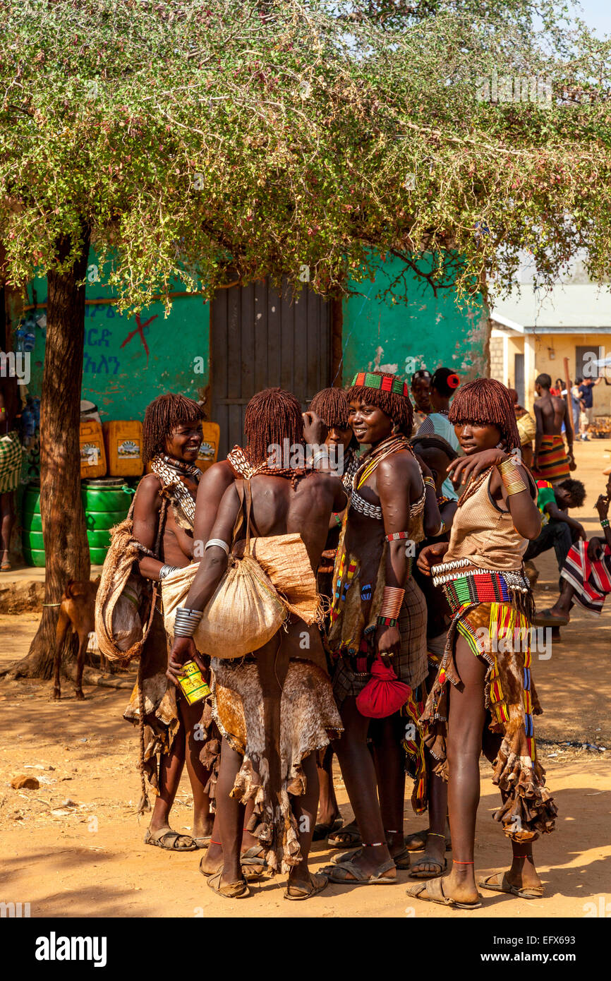 Un groupe de femmes de la tribu Hamer Chatting At le marché du lundi à Turmi, vallée de l'Omo, Ethiopie Banque D'Images