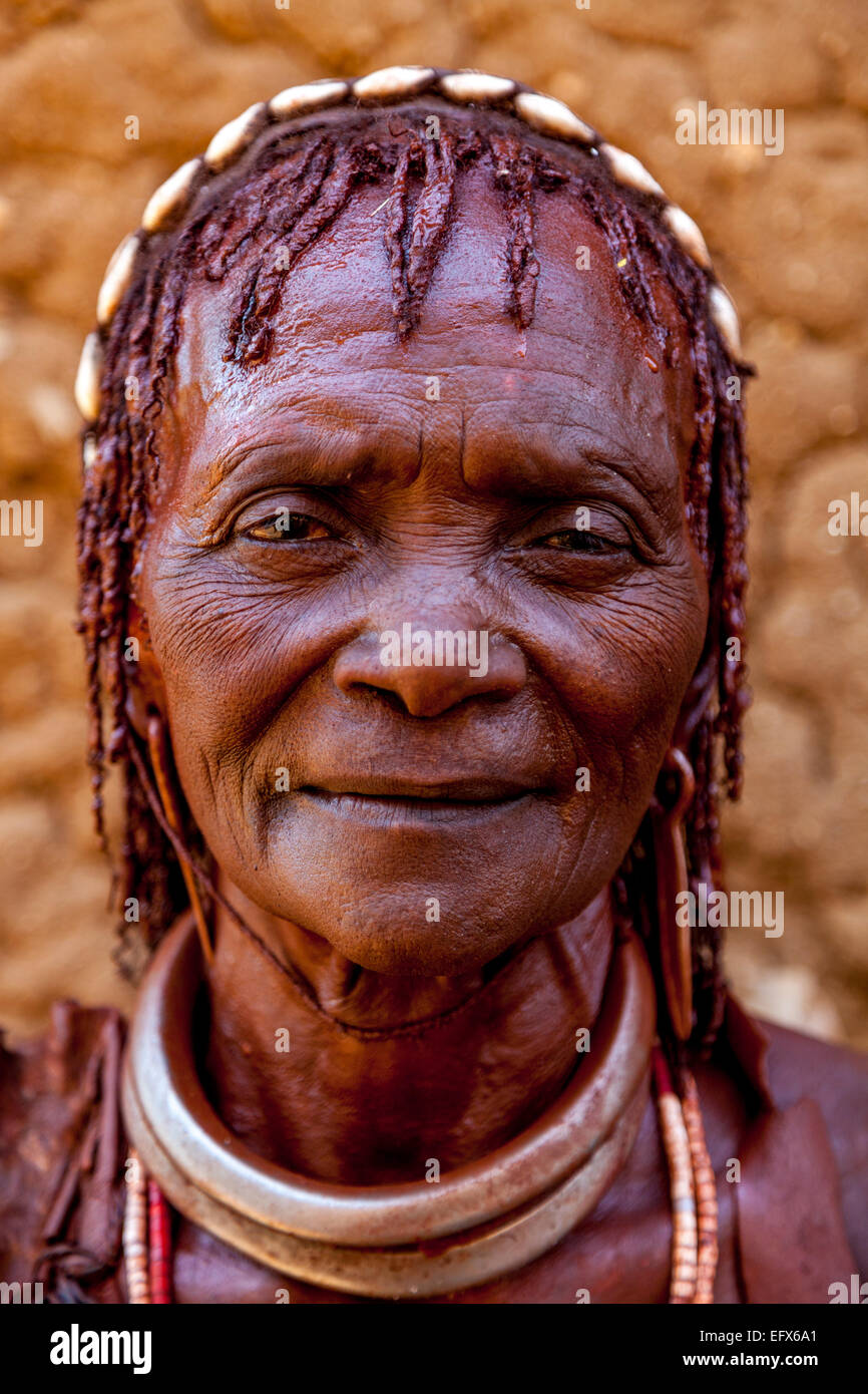 Un Portrait d'une femme âgée de la tribu Hamer, le marché du lundi, Turmi, la vallée de l'Omo, Ethiopie Banque D'Images