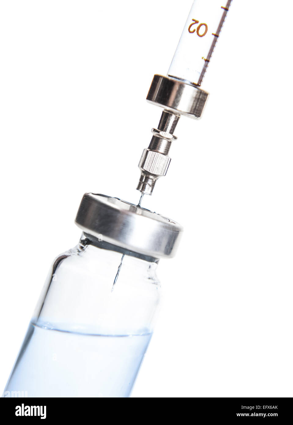 Seringue avec le flacon de préparation injectable sur fond blanc Banque D'Images