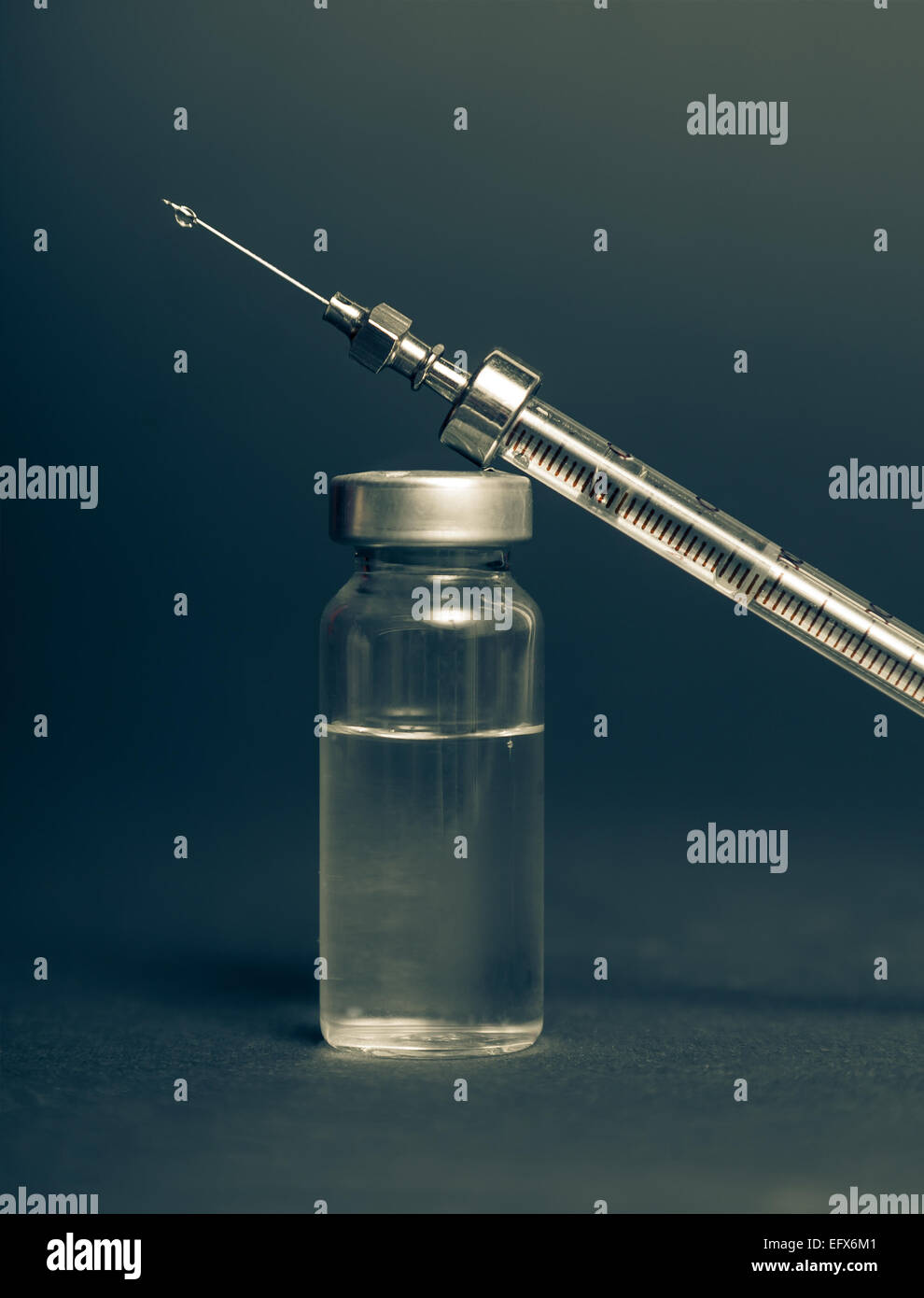 Seringue avec Santé médicament mis sur un fond sombre Banque D'Images