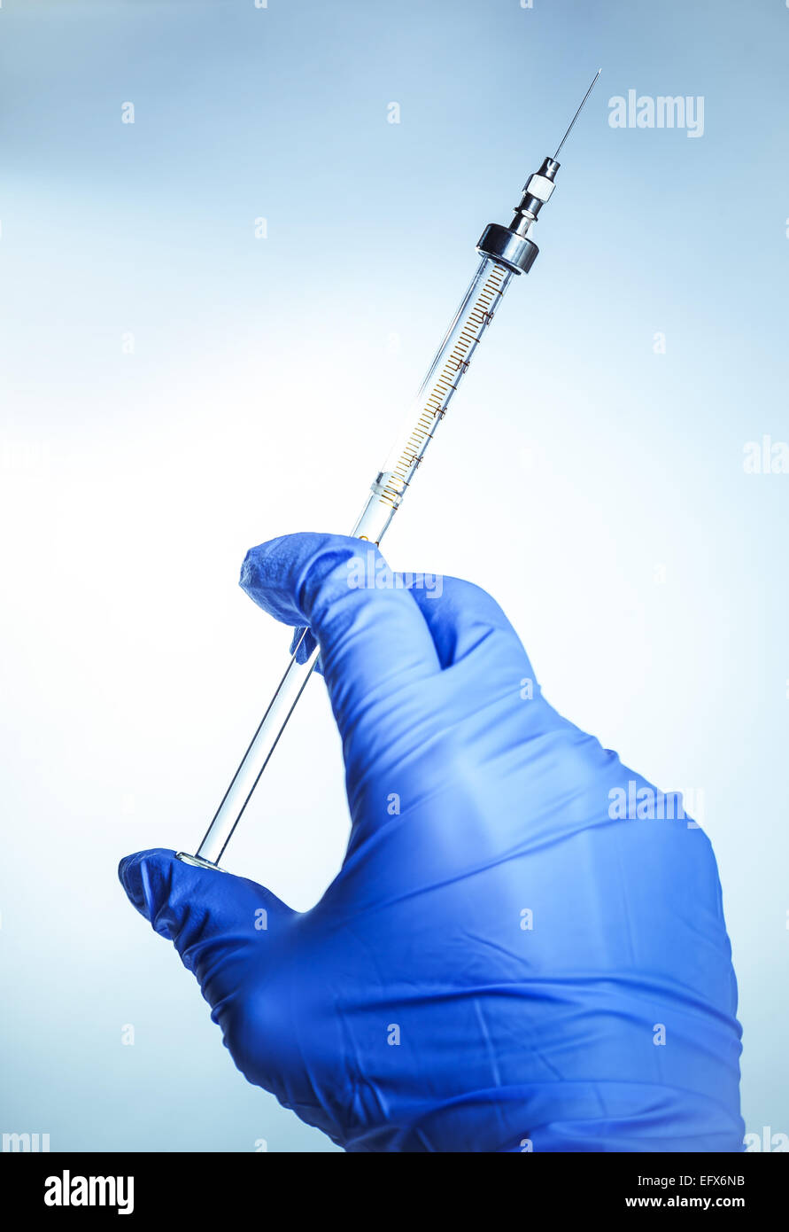 Seringue avec vaccin dans part médecin expérimenté Banque D'Images