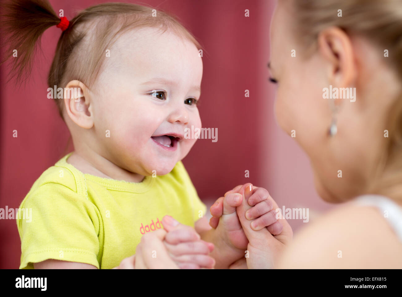 Le bonheur - enfant avec sa mère Banque D'Images