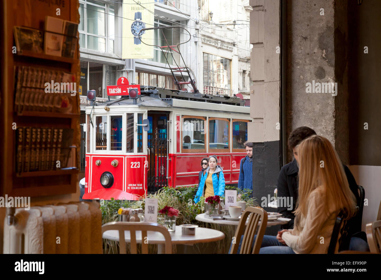 Ancien Tramway, Istiklal Caddesi, Istanbul, couple in coffee shop Banque D'Images