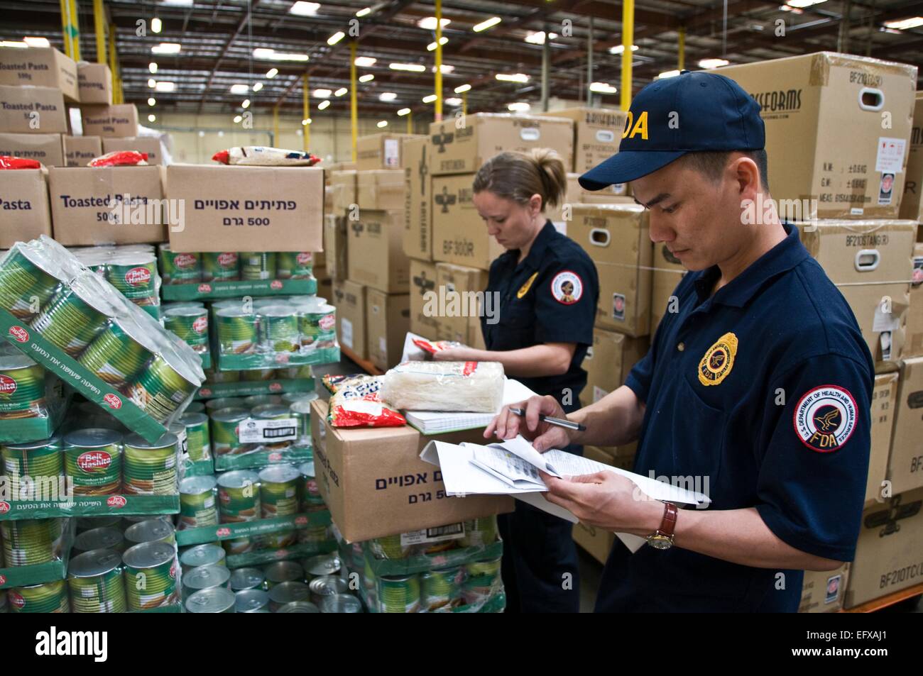 La US Food and Drug Administration des inspecteurs sur le terrain vérifier les produits alimentaires importés pour des signes de contamination ou d'altération et prépare des échantillons pour analyse en laboratoire le 4 février 2009 à Los Angeles, Californie. Banque D'Images