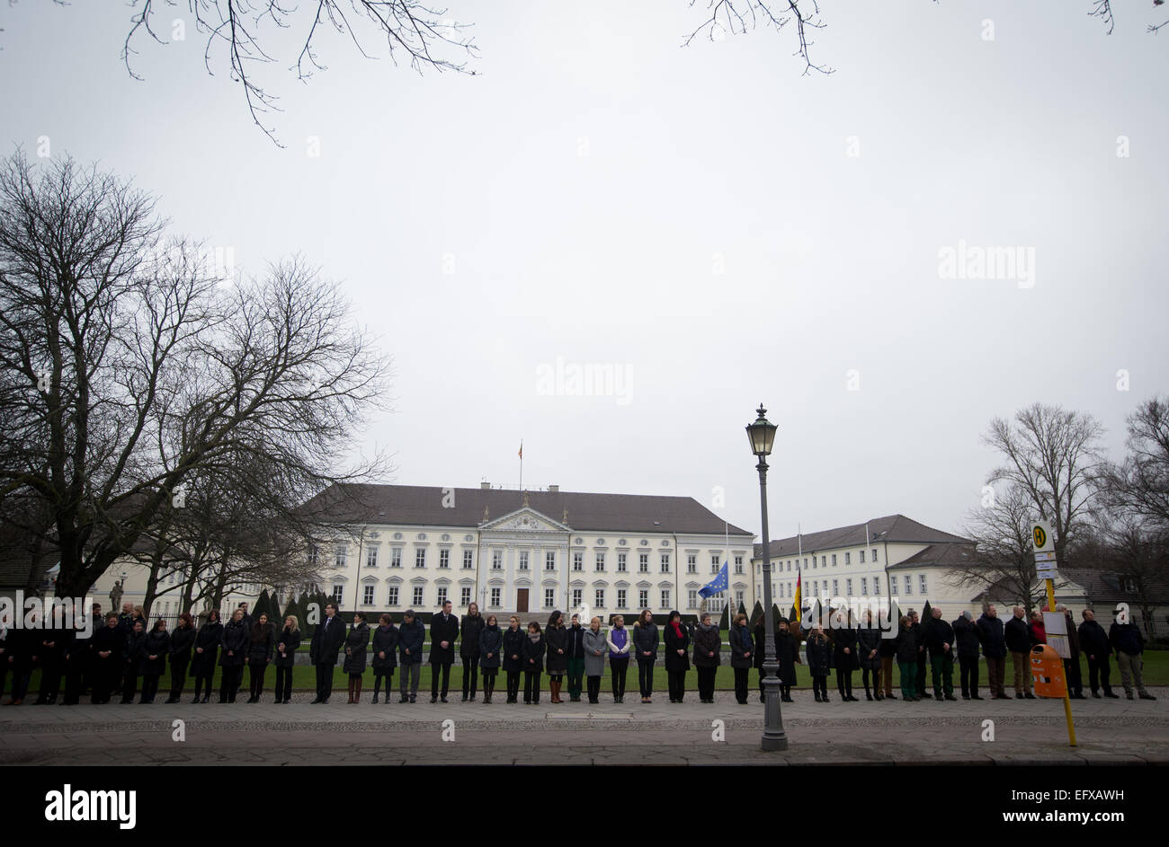 Berlin, Allemagne. Feb 11, 2015. Les membres du personnel de l'office présidentiel allemand attendre au château de Bellevue pour l'arrivée du convoi carrxying le cercueil de l'ancien président allemand Richard von Weizsaecker après la cérémonie funèbre à la Cathédrale de Berlin à Berlin, Allemagne, 11 février 2015. Dpa : Crédit photo alliance/Alamy Live News Banque D'Images