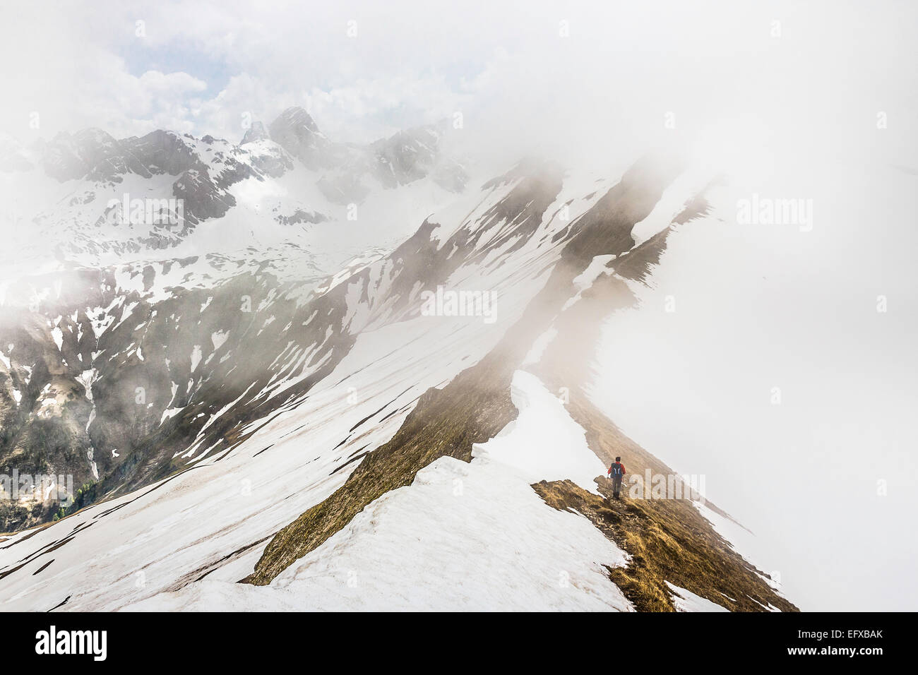 Vue éloignée sur la montagne de jeunes hommes dans trekker Alpes bavaroises, Oberstdorf, Bavière, Allemagne Banque D'Images