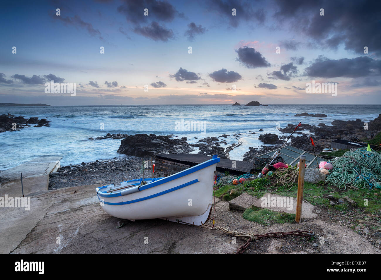 Bateau de pêche sur la plage de l'anse du prêtre près de Land's End en Cornouailles Banque D'Images