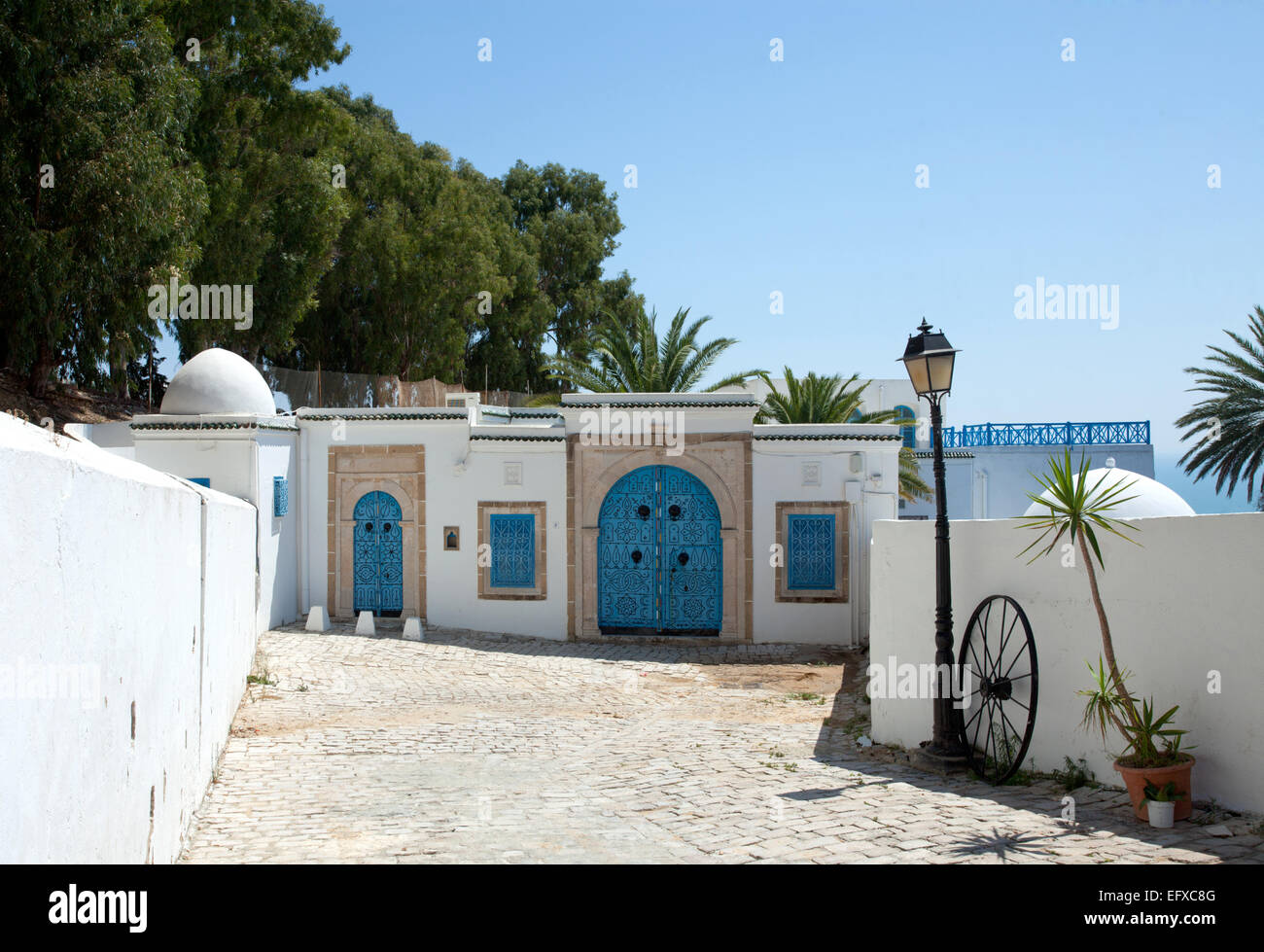 Bâtiment typique avec des murs blancs, portes et fenêtres bleues à Sidi Bou Said - Tunisie Banque D'Images