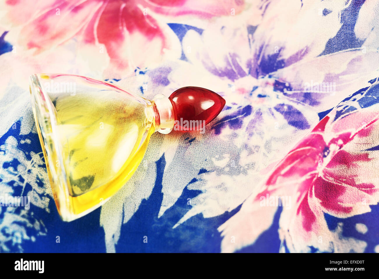 Flacon de parfum sur textiles vintage fleuri Banque D'Images