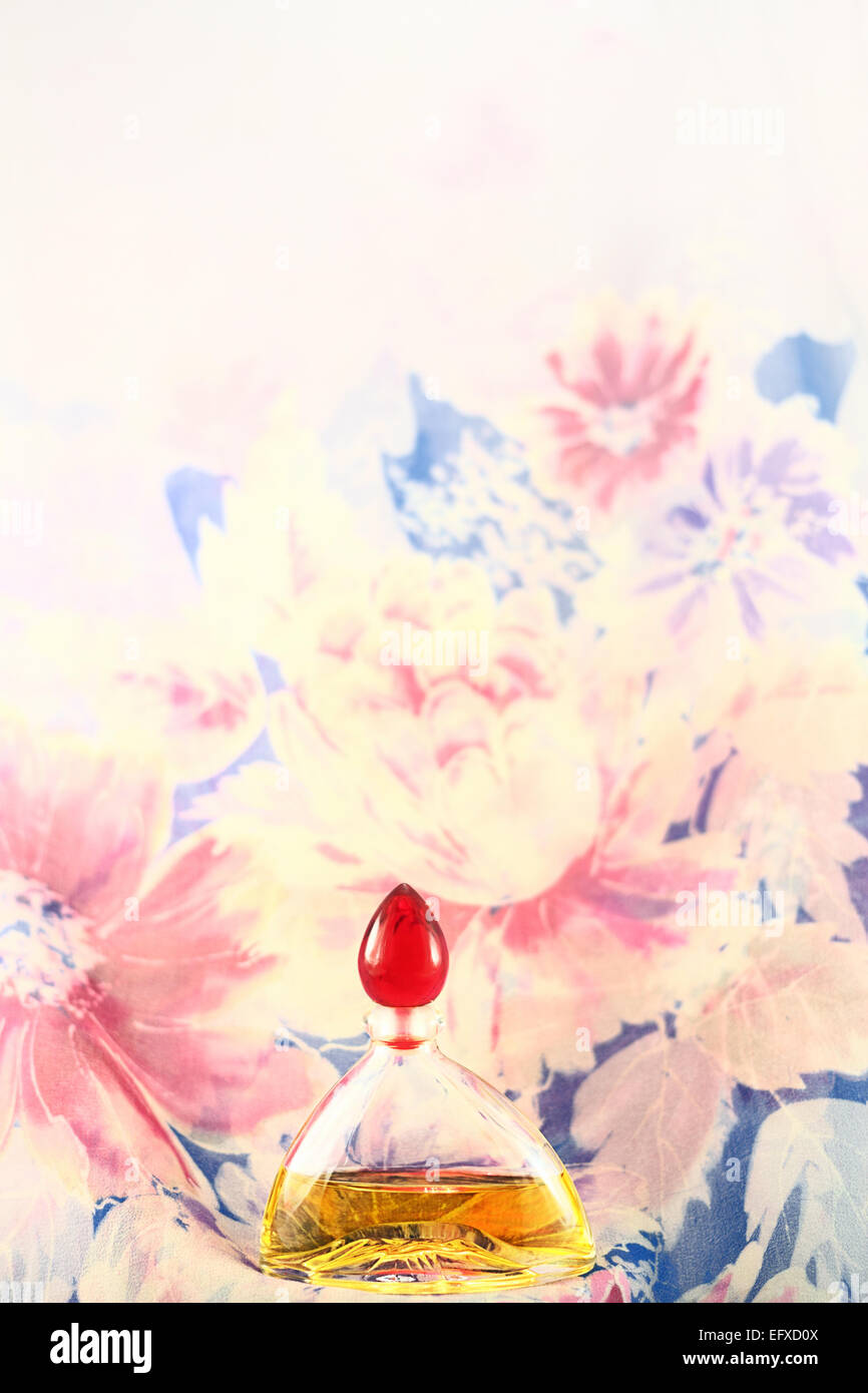 Flacon de parfum sur vintage background Banque D'Images