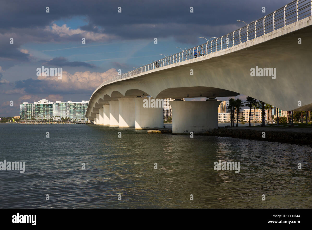 John Ringling Causeway ou Ringling Pont sur la baie de Sarasota de Sarasota à Lido Key en Floride Banque D'Images