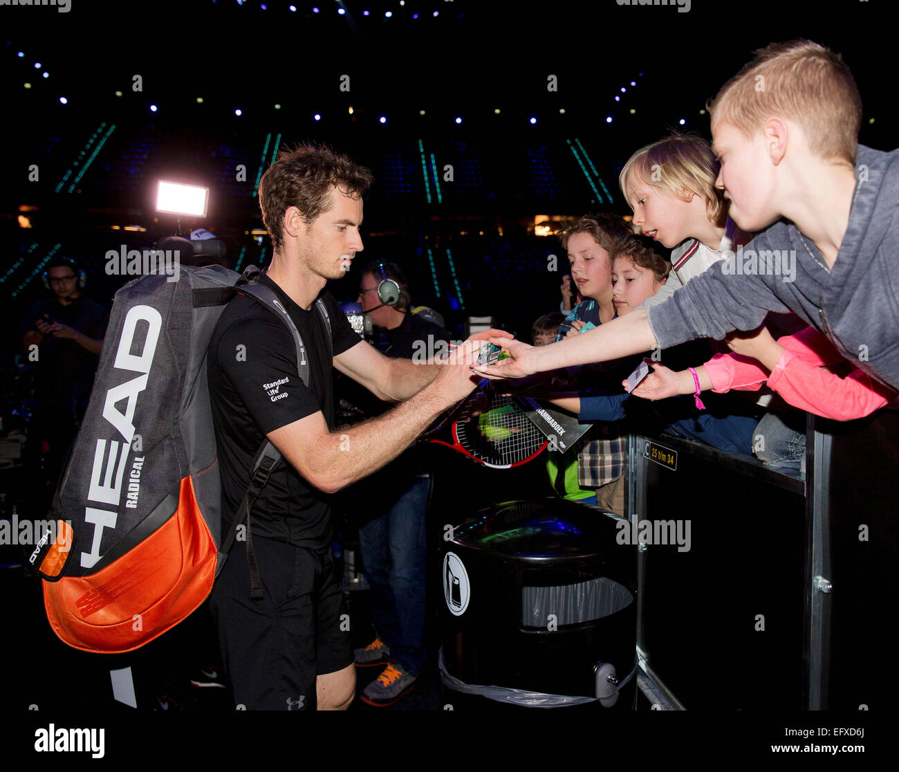 Rotterdam, Pays-Bas. 11 Février, 2015. Ahoy, ABN AMRO World Tennis Tournament, Andy Murray (GBR) schikking des autographes après son match contre Nicolas Mahut (FRA). Credit : Henk Koster/Alamy Live News Banque D'Images