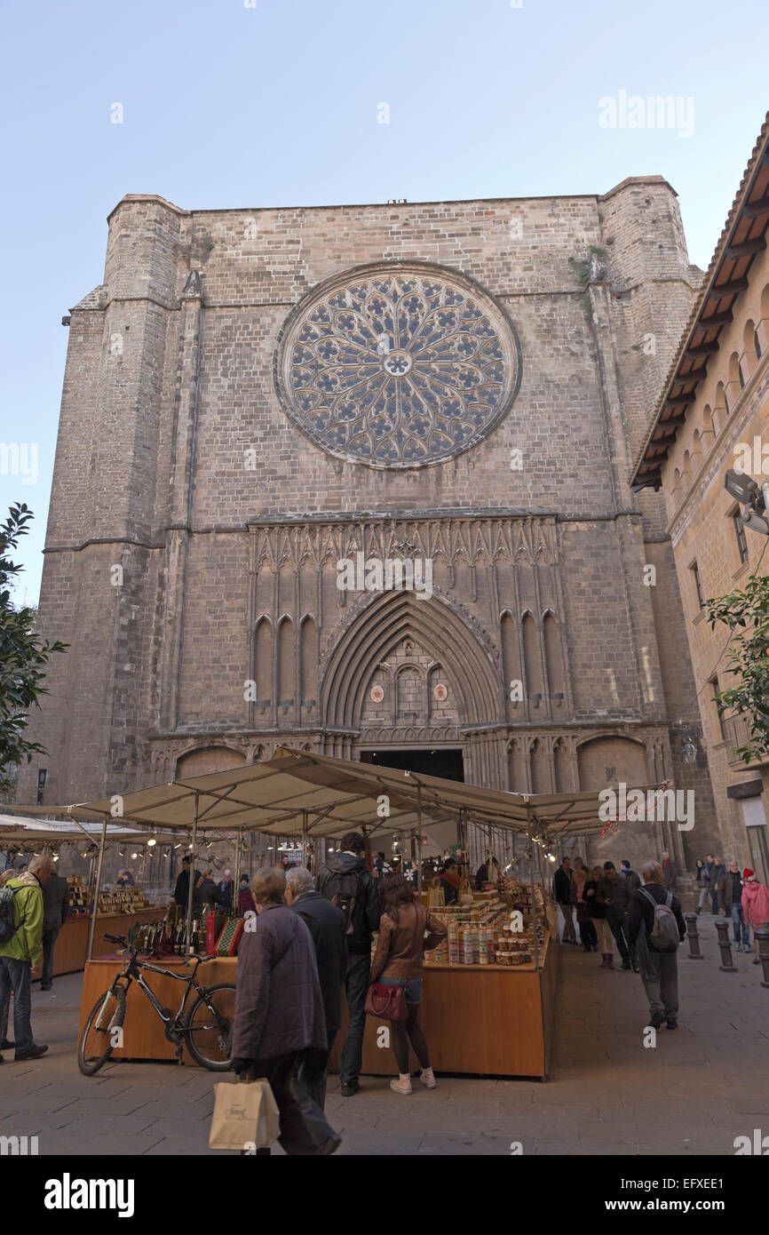 Barcelone, Espagne - 21 DEC 2014 : marché des produits typiques de la Catalogne dans l'église Santa Maria del Pi (St.Mary de la Pine Tree), BARC Banque D'Images