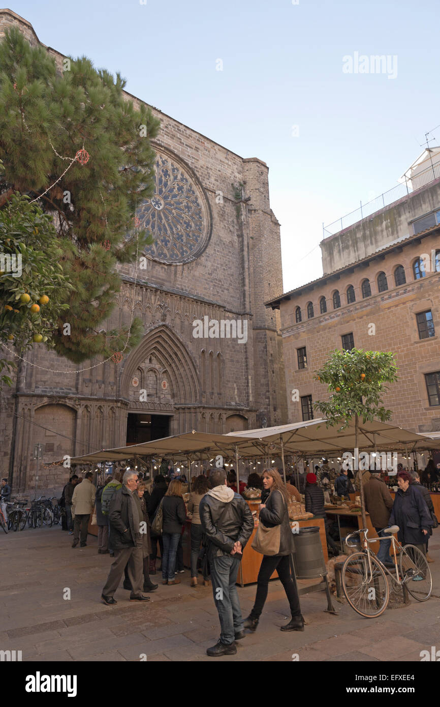 Barcelone, Espagne - 21 DEC 2014 : marché des produits typiques de la Catalogne dans l'église Santa Maria del Pi (St.Mary de la Pine Tree), BARC Banque D'Images
