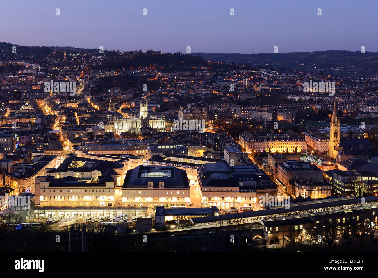 Le centre-ville de Bath vue panoramique skyline at night UK Banque D'Images