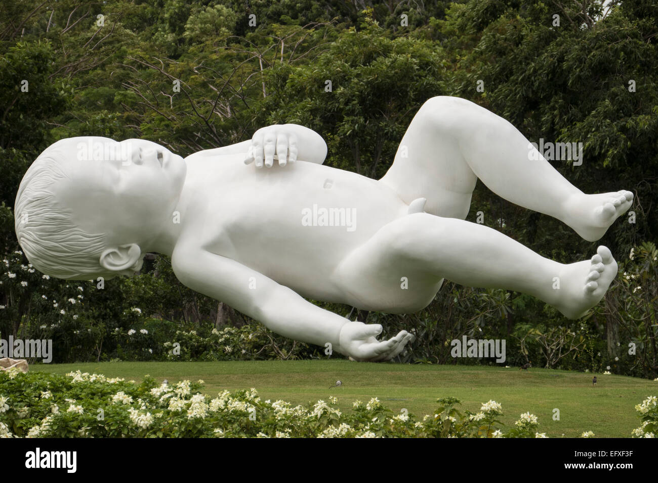 Singapour, les jardins de la baie, 'Planet' sculpture de sleeping boy Banque D'Images